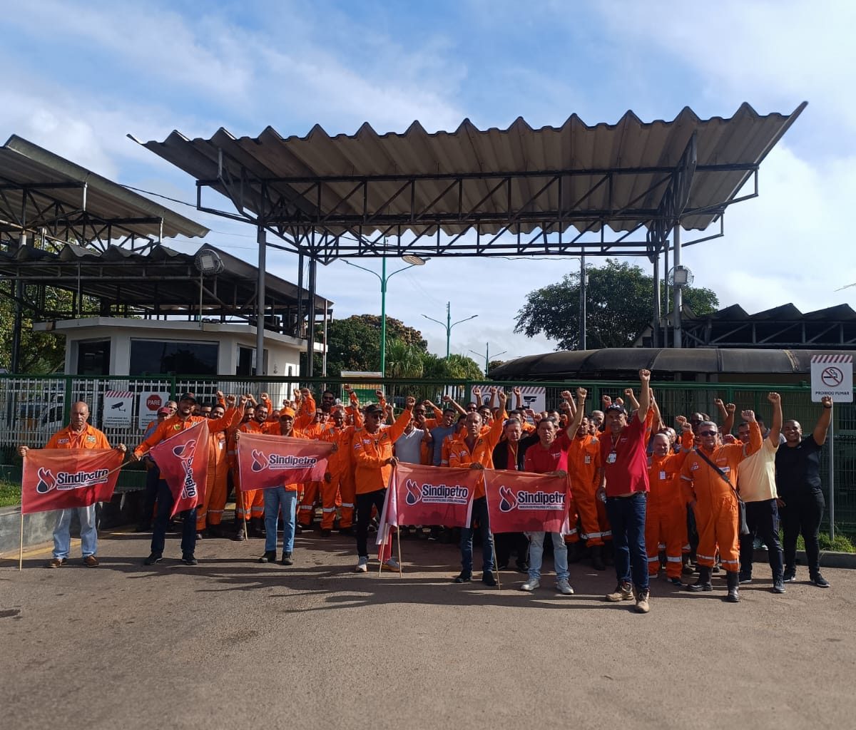 Funcionários da Núcleo Engenharia fazem protesto contra empresa que se recusa a negociar