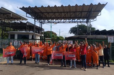 Funcionários da Núcleo Engenharia fazem protesto contra empresa que se recusa a negociar