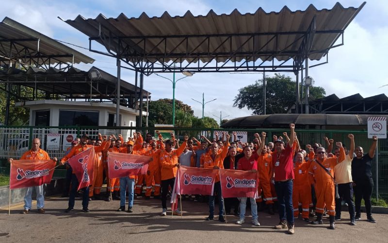 Funcionários da Núcleo Engenharia fazem protesto contra empresa que se recusa a negociar