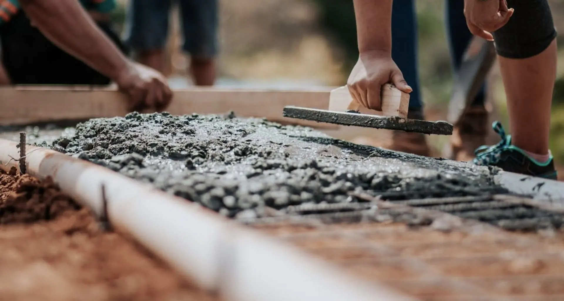 China cria cimento inovador que esfria sozinho e reflete calor, mudando o futuro da construção civil