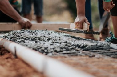 China cria cimento inovador que esfria sozinho e reflete calor, mudando o futuro da construção civil