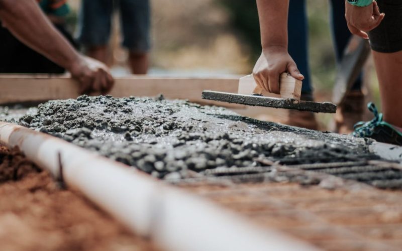 China cria cimento inovador que esfria sozinho e reflete calor, mudando o futuro da construção civil