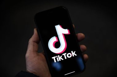 TikTok troca centenas de moderadores por inteligência artificial para analisar conteúdo