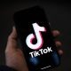 TikTok troca centenas de moderadores por inteligência artificial para analisar conteúdo