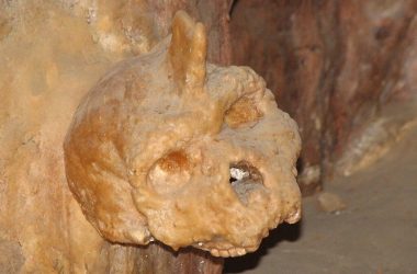 Crânio misterioso de 300 mil anos encontrado em caverna grega não era humano nem Neandertal