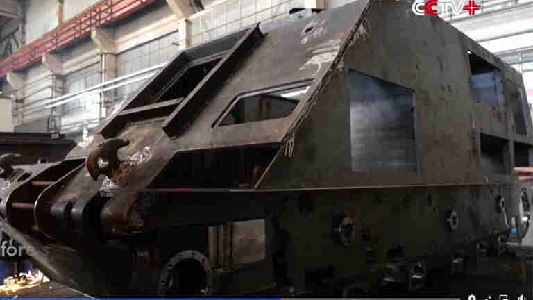 China cria novo veículo blindado de engenharia militar baseado em chassi de tanque de guerra