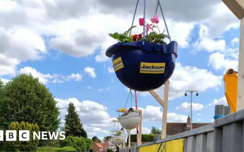 Jardim florido em Nottinghamshire traz alegria e encanta moradores do Reino Unido
