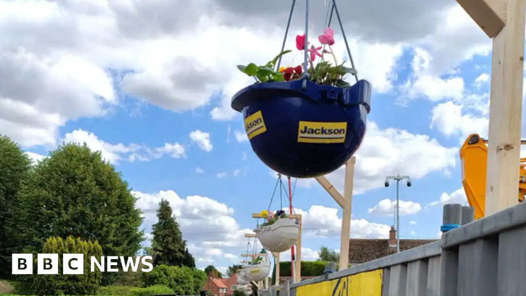 Jardim florido em Nottinghamshire traz alegria e encanta moradores do Reino Unido