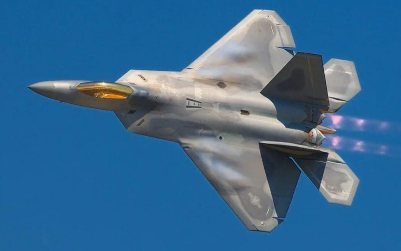 F-22 Raptor: avião de caça dos EUA tem quase metade do peso em titânio, é invisível e imbatível