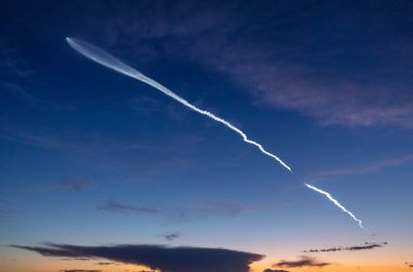 Fique atento ao estrondo e à nuvem em forma de água-viva no céu após lançamento da SpaceX hoje à noite