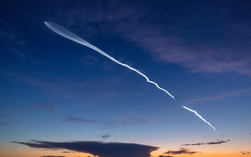 Fique atento ao estrondo e à nuvem em forma de água-viva no céu após lançamento da SpaceX hoje à noite
