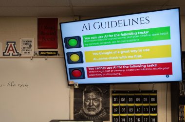 Escolas enfrentam dilema: Como definir o que é cola quando alunos usam inteligência artificial nos estudos?