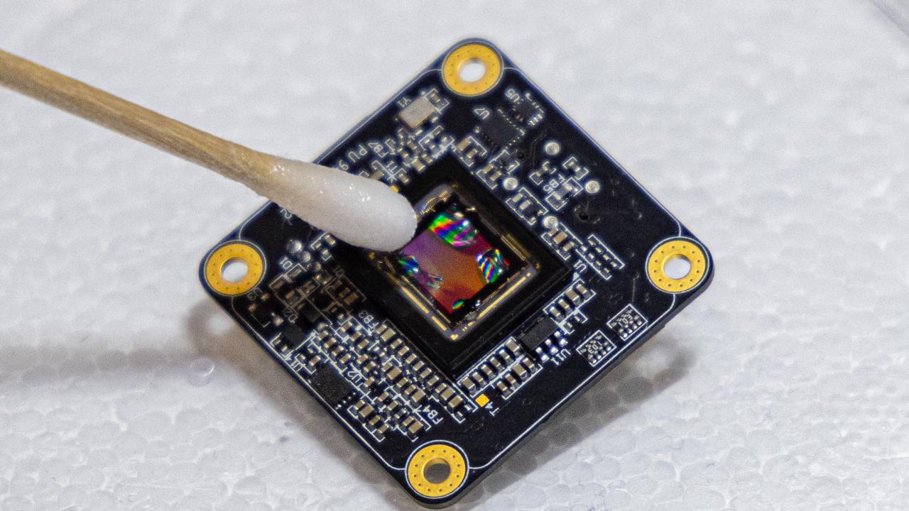 Engenheiros criam mini microscópio que mostra o cérebro funcionando ao vivo.