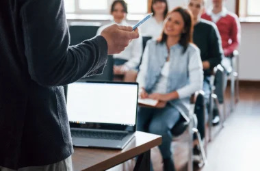 Empreendedores terão capacitação gratuita em inteligência artificial e programação.