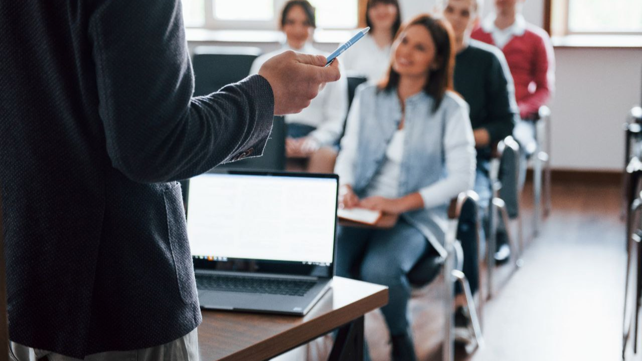 Empreendedores terão capacitação gratuita em inteligência artificial e programação.