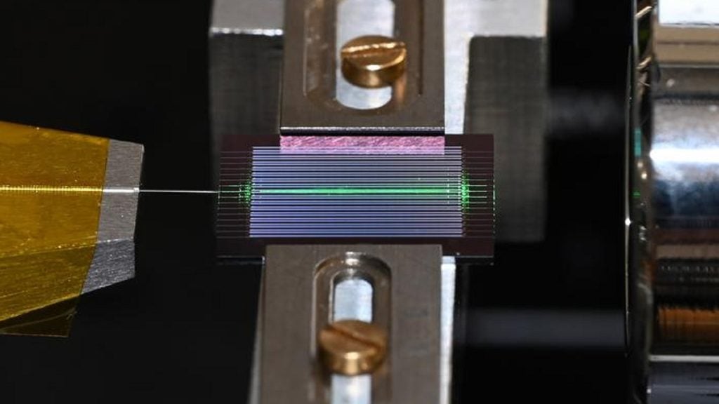 Caltech cria chip com espectro de luz ultraeficiente e de amplo alcance.