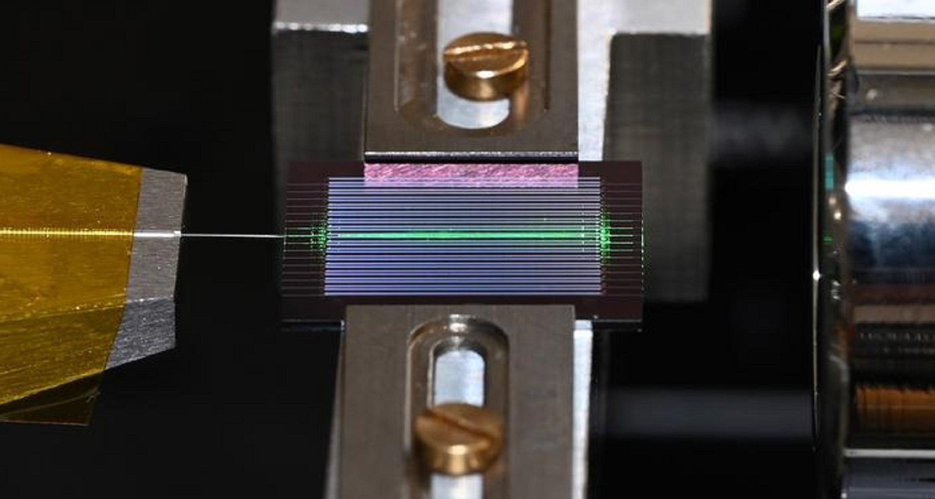 Caltech cria chip com espectro de luz ultraeficiente e de amplo alcance.