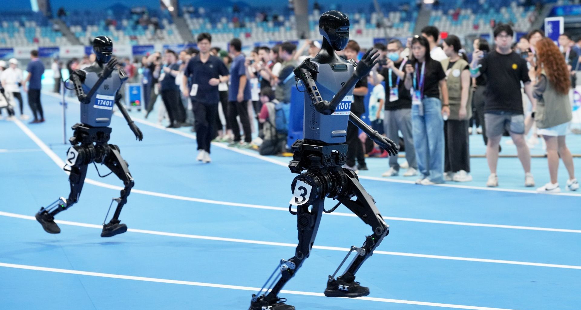Robô humanoide vence meia-maratona na China e vira testador de tênis.