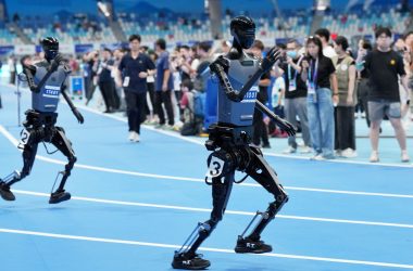 Robô humanoide vence meia-maratona na China e vira testador de tênis.