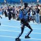 Robô humanoide vence meia-maratona na China e vira testador de tênis.