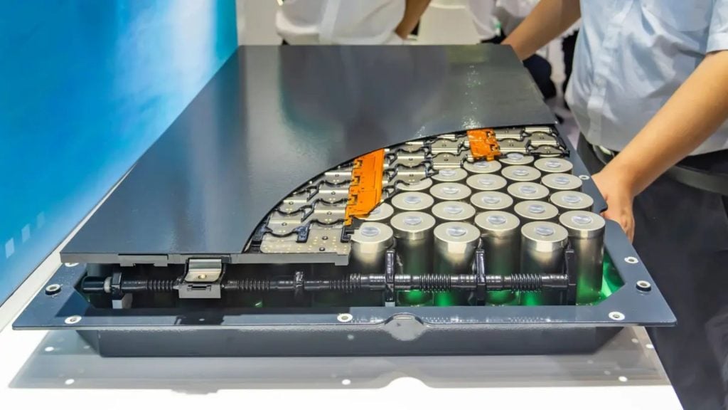 Cientistas desenvolvem bateria do futuro com material revolucionário para 1.500 recargas.