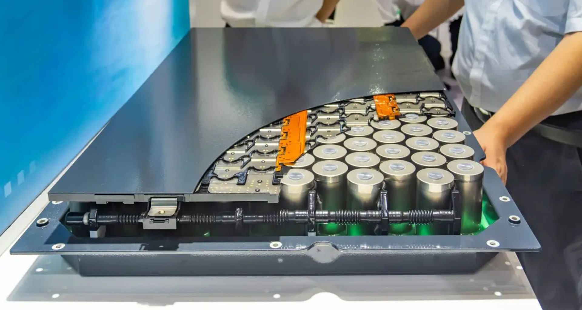 Cientistas desenvolvem bateria do futuro com material revolucionário para 1.500 recargas.