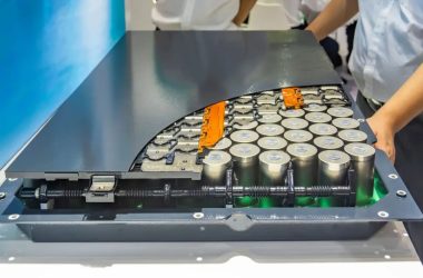 Cientistas desenvolvem bateria do futuro com material revolucionário para 1.500 recargas.