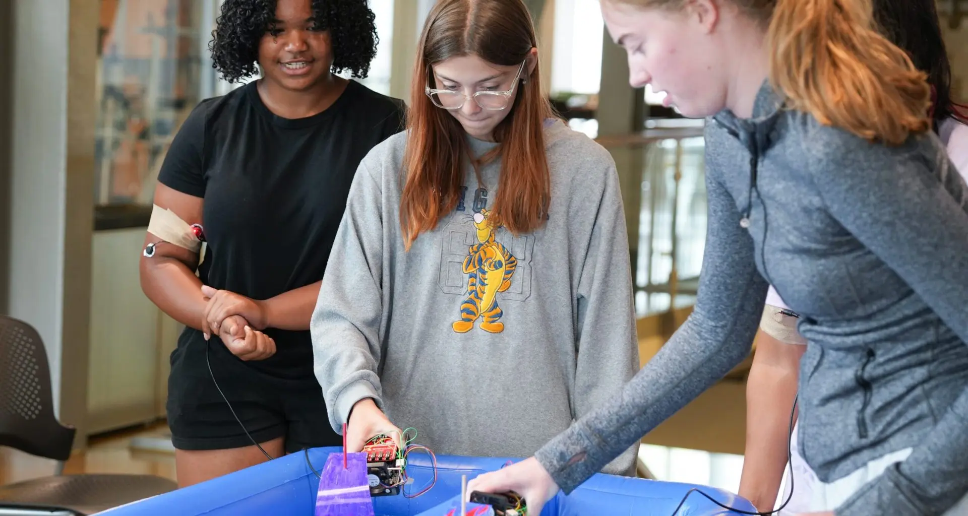 Mão na massa: jovens do ensino médio exploram a engenharia biomédica na Universidade Marquette.