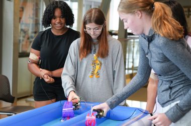 Mão na massa: jovens do ensino médio exploram a engenharia biomédica na Universidade Marquette.