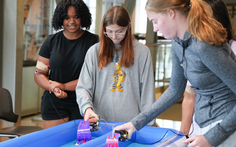 Mão na massa: jovens do ensino médio exploram a engenharia biomédica na Universidade Marquette.