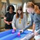 Mão na massa: jovens do ensino médio exploram a engenharia biomédica na Universidade Marquette.