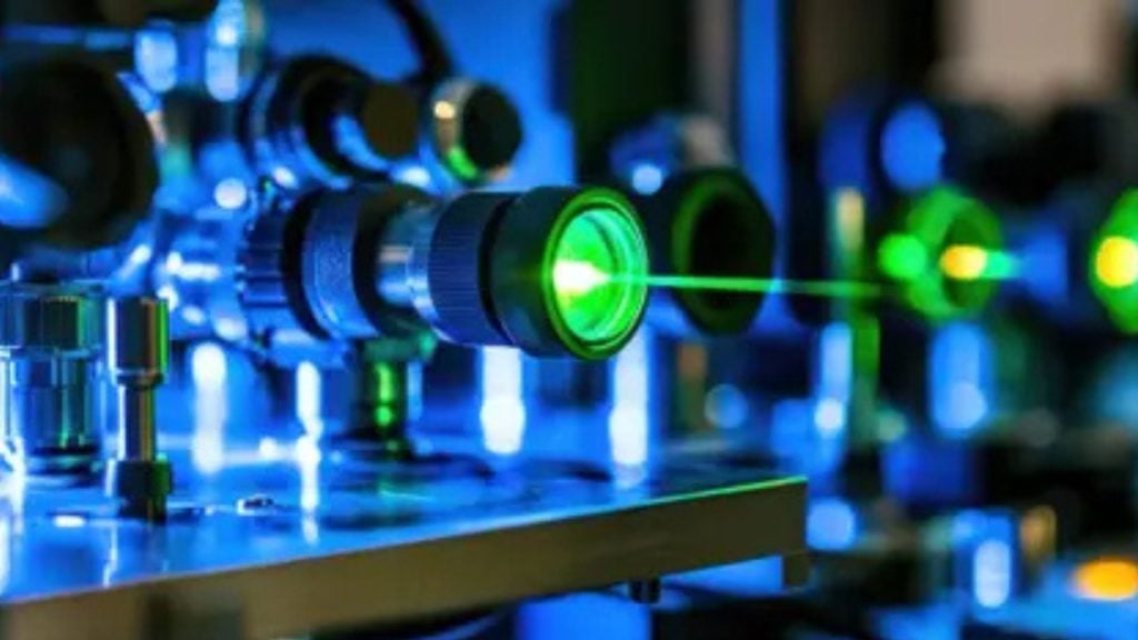 Empresa americana testa laser nuclear superpotente para acelerar o enriquecimento de urânio.