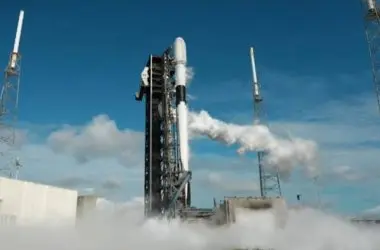 É neste fim de semana! SpaceX se prepara para lançar satélites Starlink da Flórida.