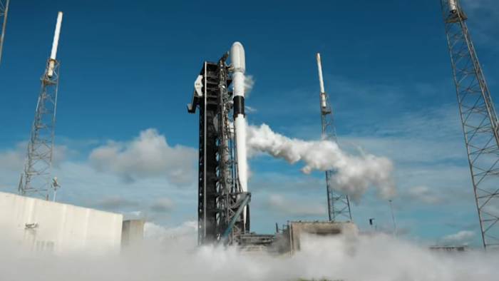 É neste fim de semana! SpaceX se prepara para lançar satélites Starlink da Flórida.