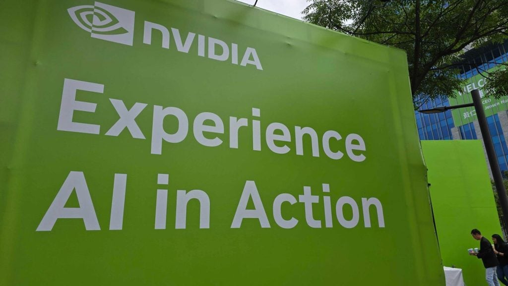 Explosão de chips de IA põe a Nvidia no topo, mas riscos ocultos ameaçam a demanda global de semicondutores.