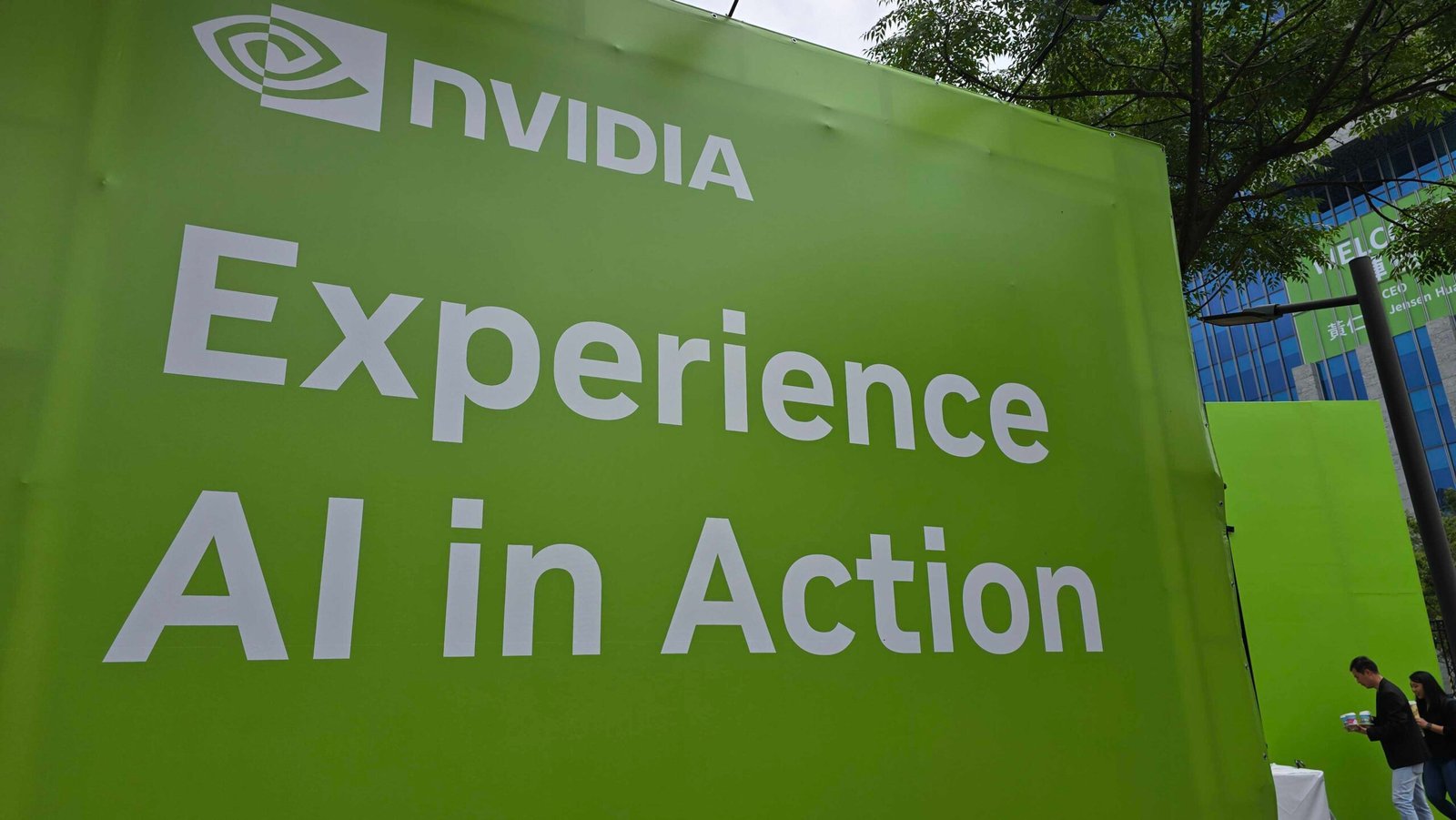 Explosão de chips de IA põe a Nvidia no topo, mas riscos ocultos ameaçam a demanda global de semicondutores.