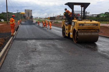 Asfalto novo chegando! Estado contrata engenharia para acelerar obras de pavimentação.