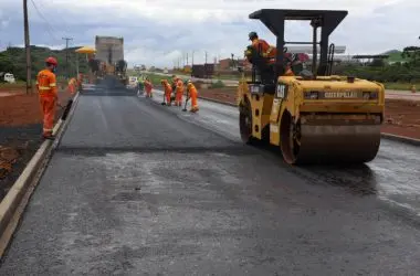 Asfalto novo chegando! Estado contrata engenharia para acelerar obras de pavimentação.