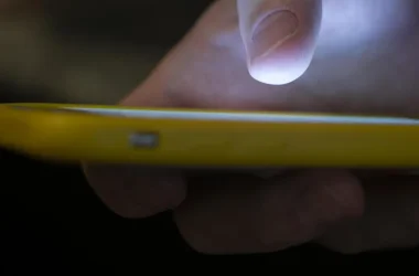 Alfabetização digital: Como os pais podem orientar filhos a usar inteligência artificial com responsabilidade