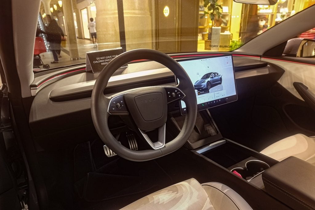 Tesla libera a atualização 2026.26: Grok no volante e navegação que aprende os seus caminhos