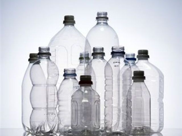 Imagens de diferentes garrafas plásticas, de diferentes tamanhos e formato, todas lado a lado - garrafas ecológicas