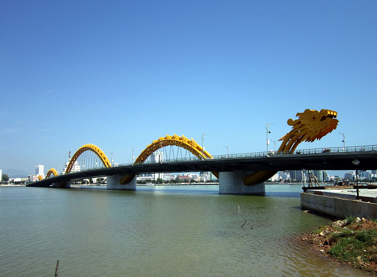 ponte sustentada por mÃ£os gigantes