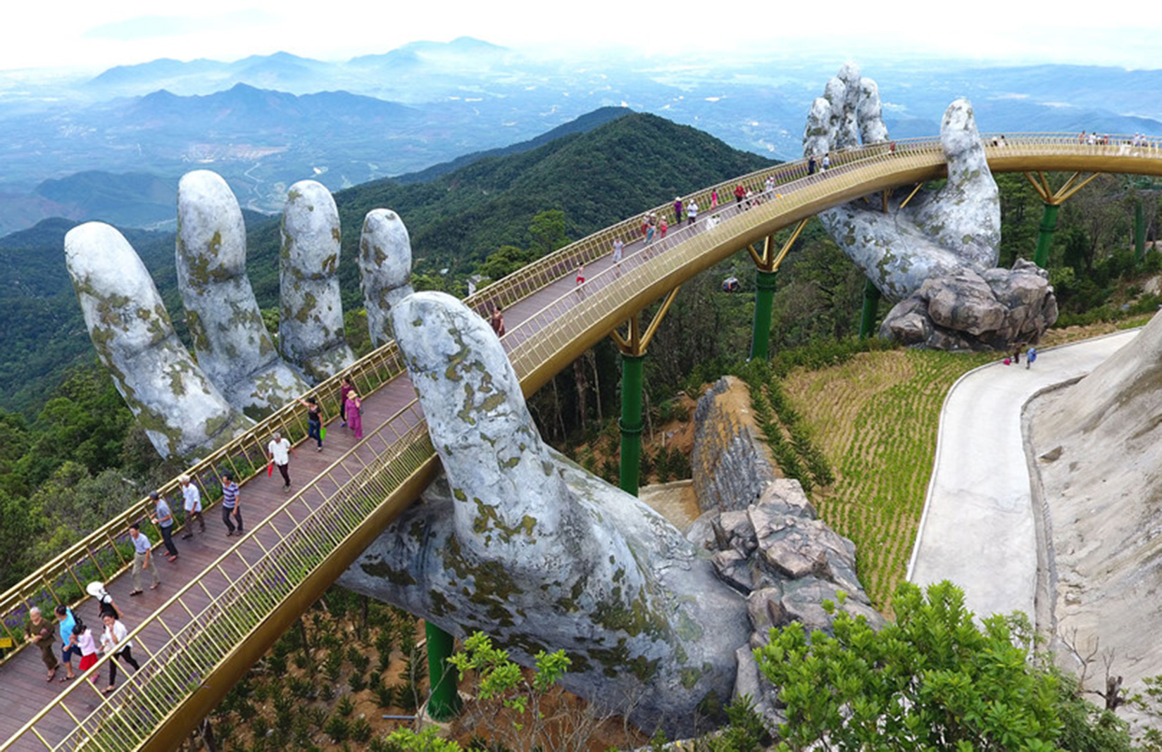 ponte sustentada por mãos gigantes