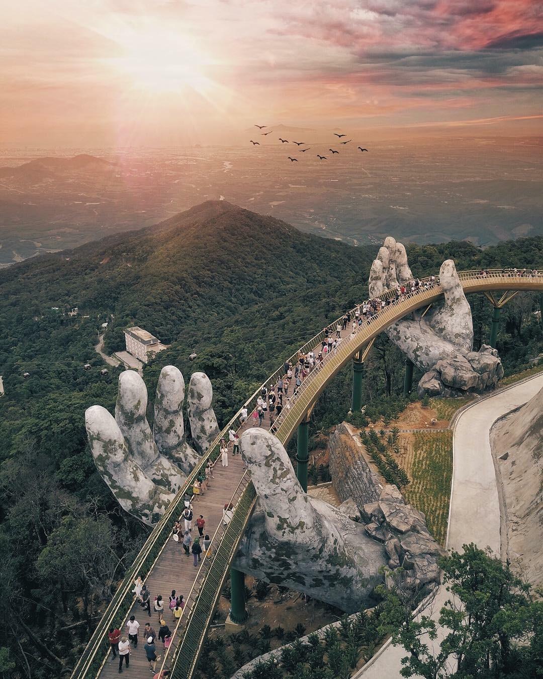ponte sustentada por mãos gigantes